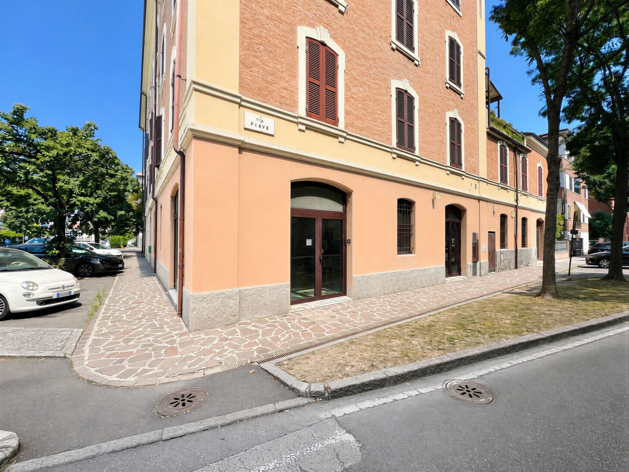 Facciata - negozio in via Piave, zona Tempio (Modena)