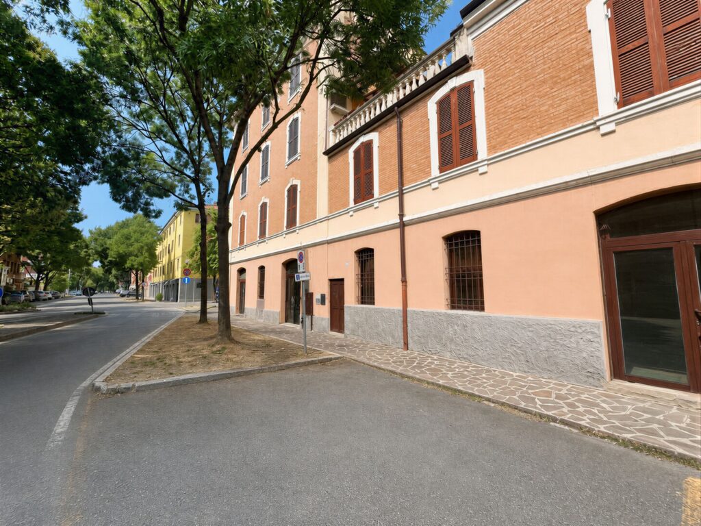 Facciata del negozio su Via Piave, Zona Tempio