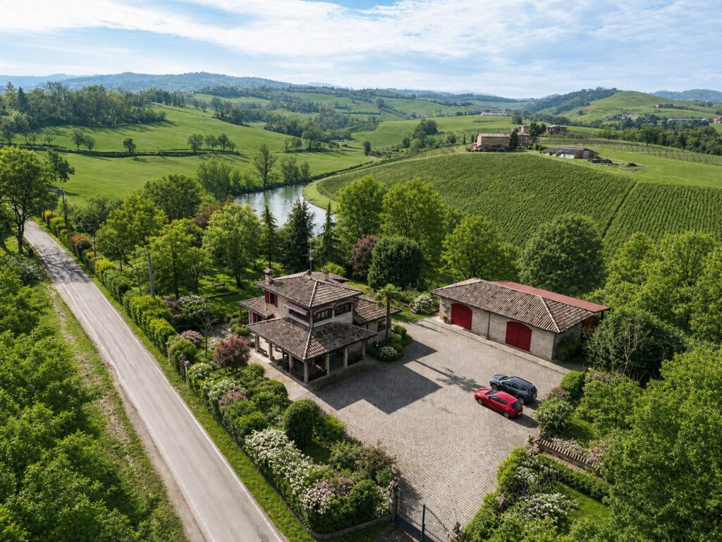La proprietà dall'alto: villa, dépendance e corte