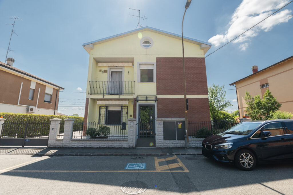 Facciata della casa su via Signorelli