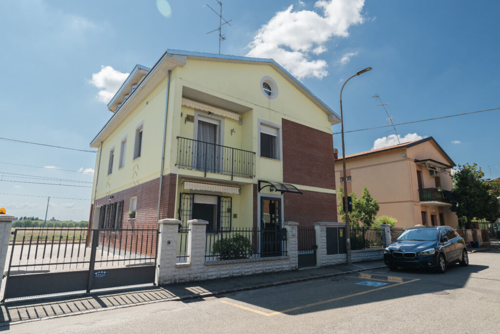Facciata vista da un'angolazione laterale