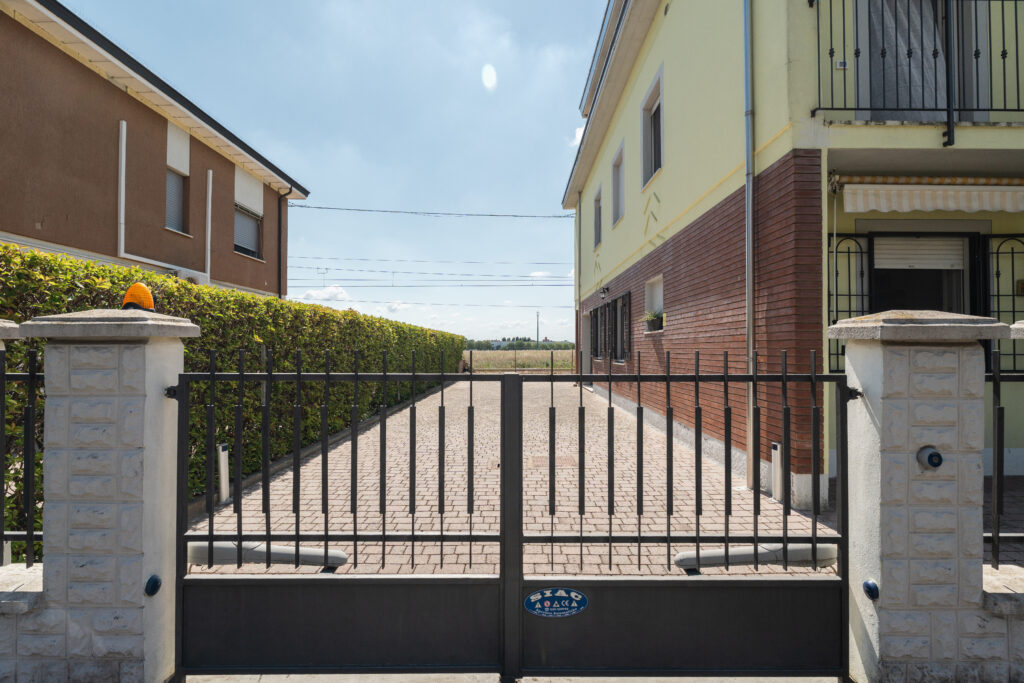 Ingresso carrabile e cortile privato