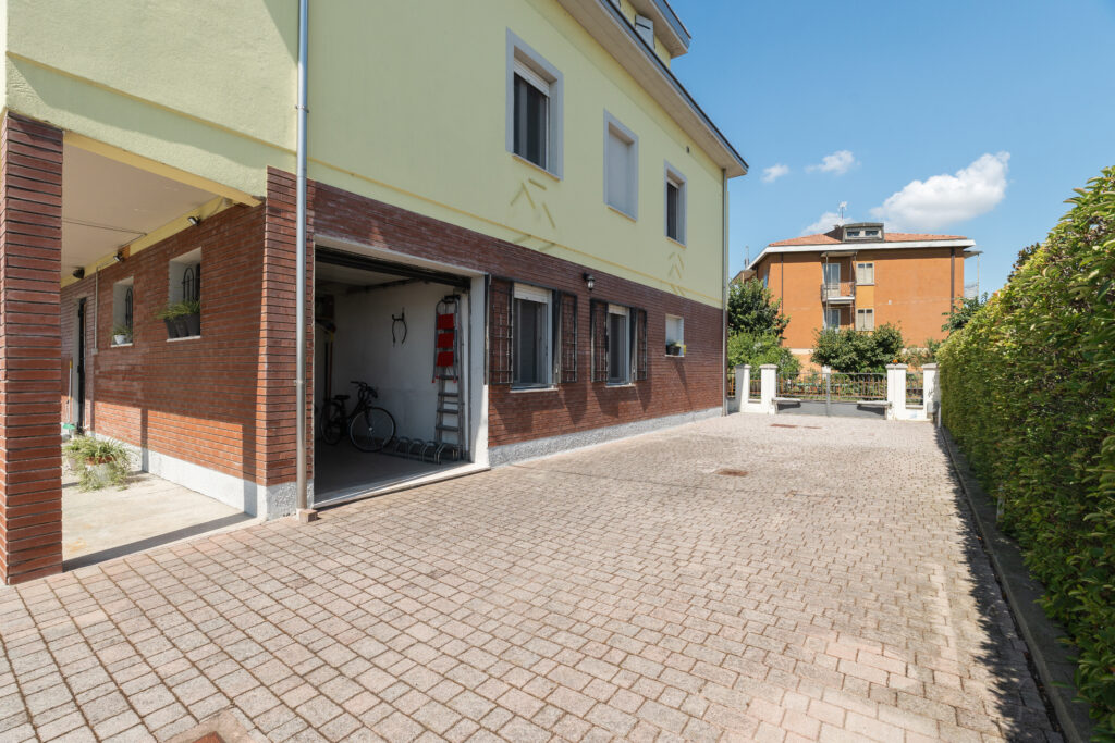 Garage e cortile interno