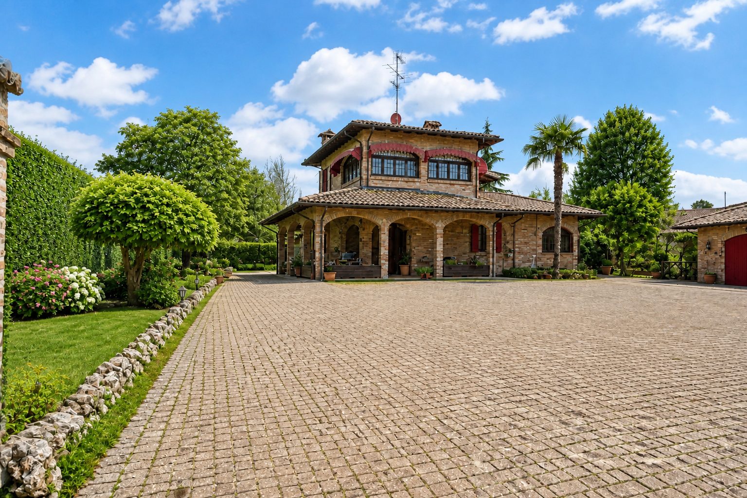 La villa vista dalla corte, con il portico ad archi in mattoni