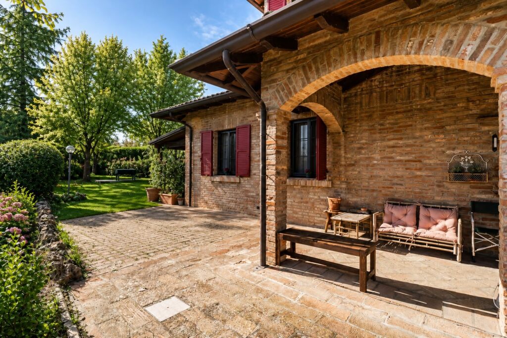 Il portico laterale affacciato sul giardino