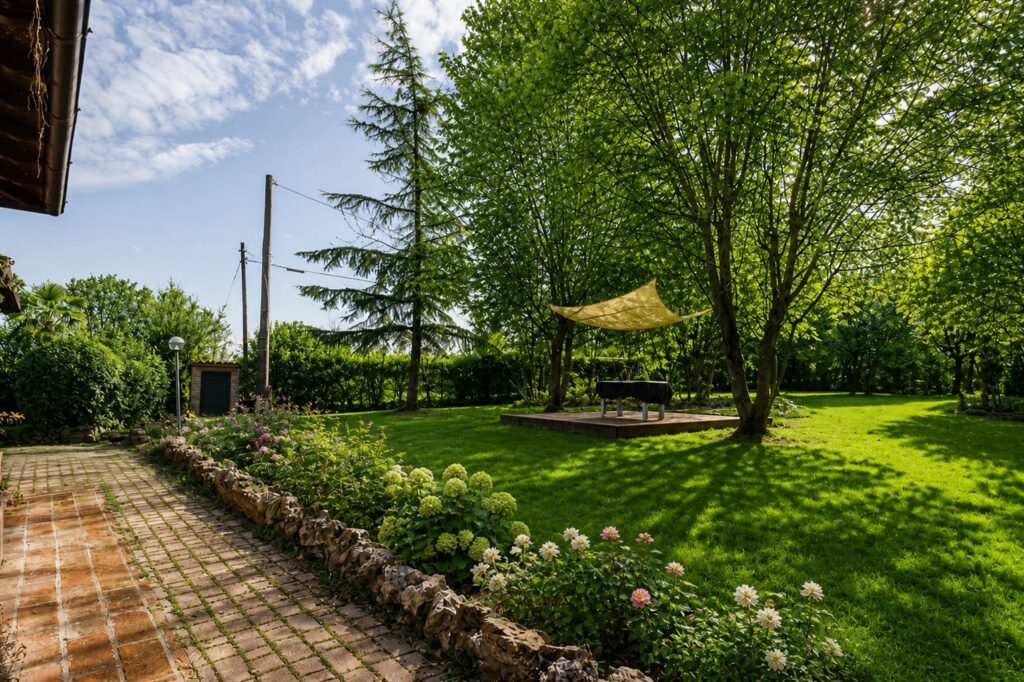 Il giardino privato con le aiuole fiorite