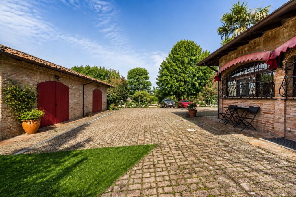 Il passaggio fra la villa e la dépendance