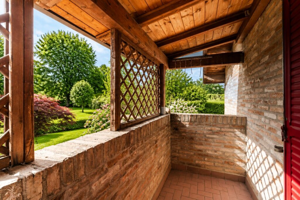 La loggia in mattoni con grigliato in legno