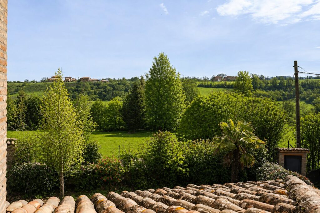 La vista sulle colline oltre i tetti
