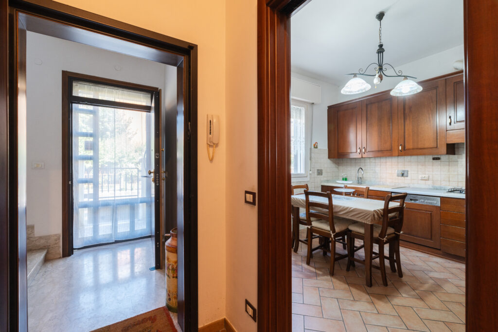 Cucina, vista verso il balcone