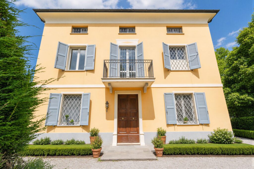 La facciata principale della villa