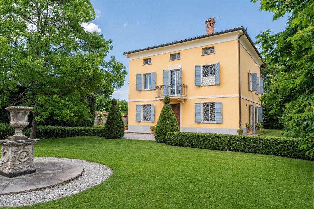 La villa vista dal giardino privato