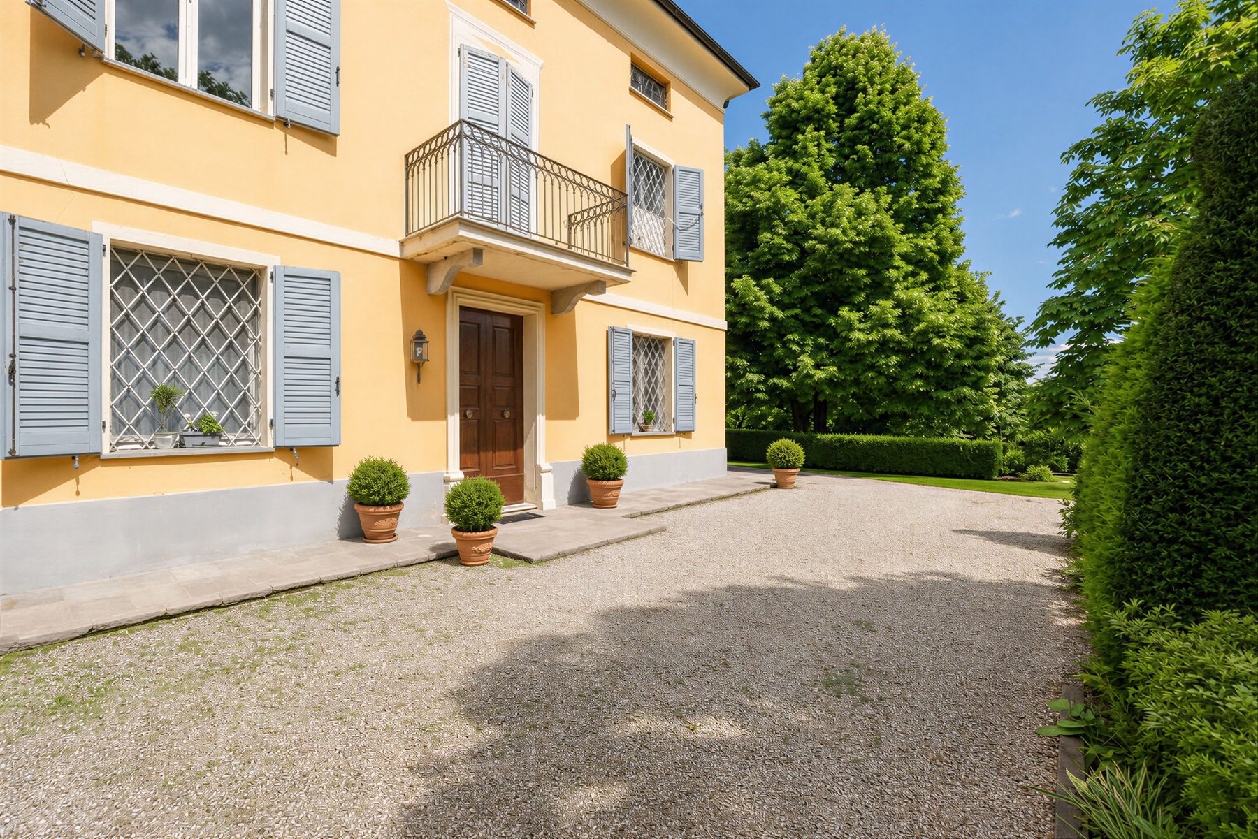 L'ingresso e il vialetto carrabile