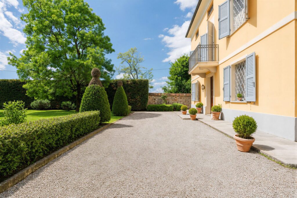 Il vialetto e il giardino piantumato