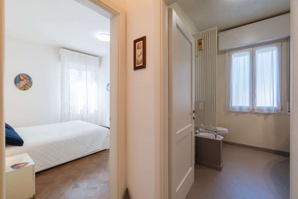 Corridoio, vista su camera e bagno