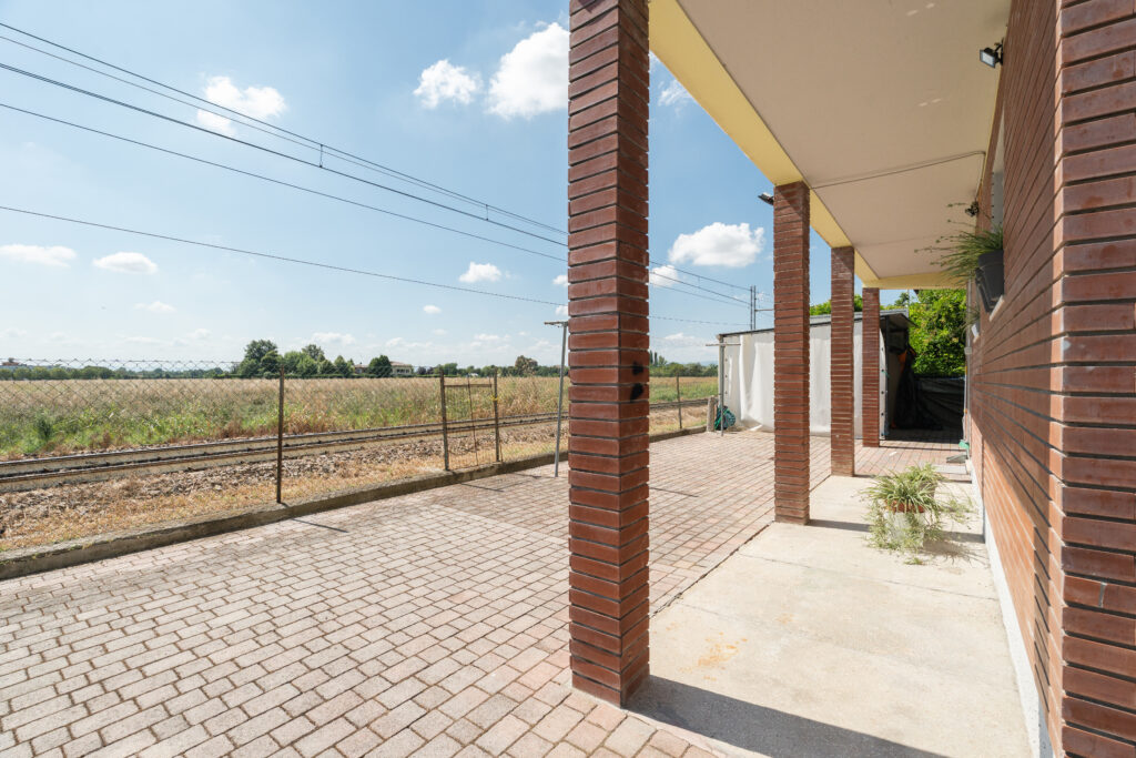 Portico con vista sui campi