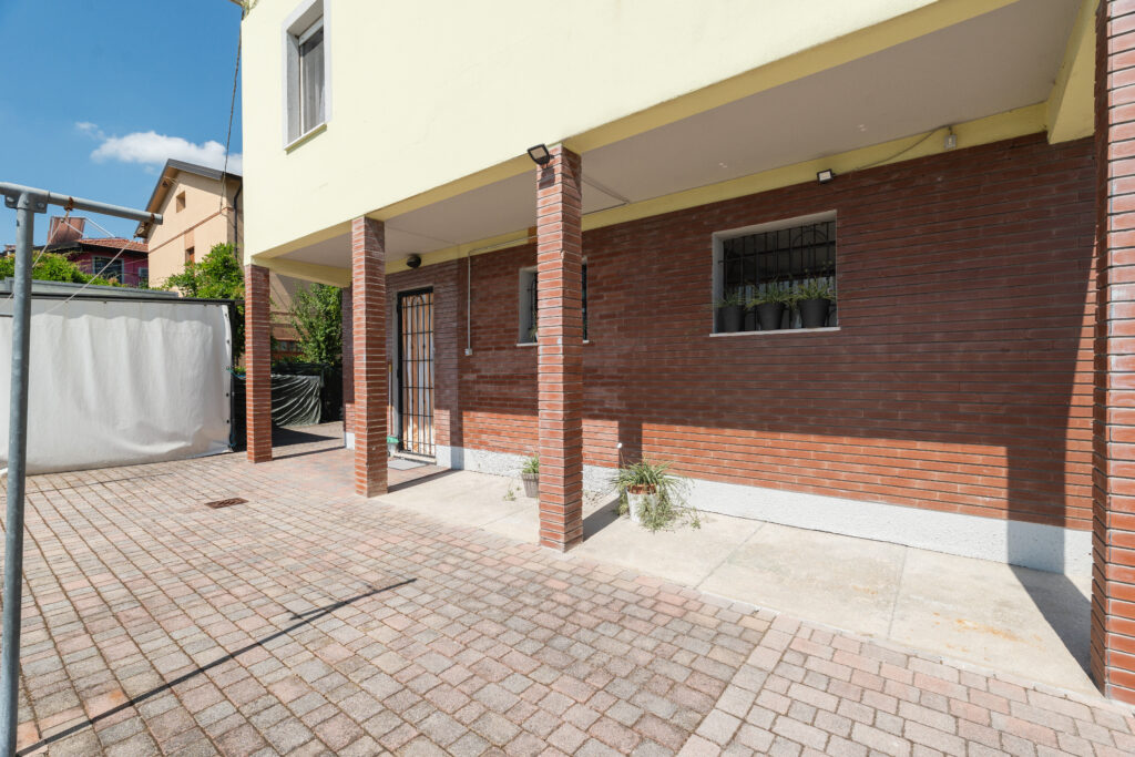 Cortile laterale e ingresso